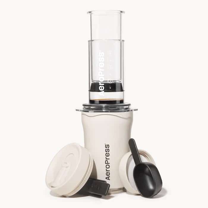 Zaparzacz do kawy AeroPress Go Plus z kubkiem termicznym kremowym