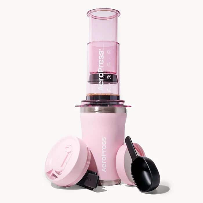 Zaparzacz do kawy AeroPress Go Plus z kubkiem termicznym, różowy — zdjęcie 1 z 5